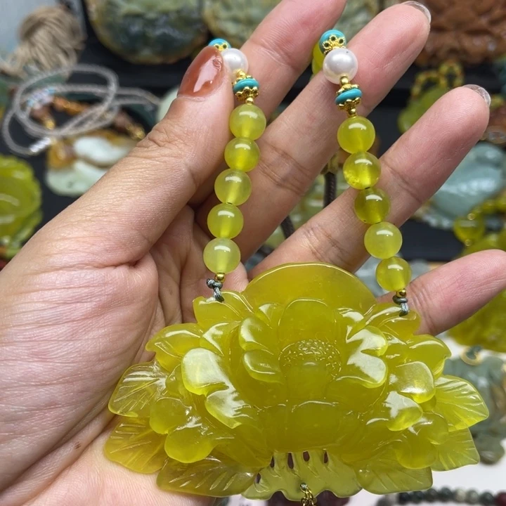 蛇纹石玉未镶嵌颈饰