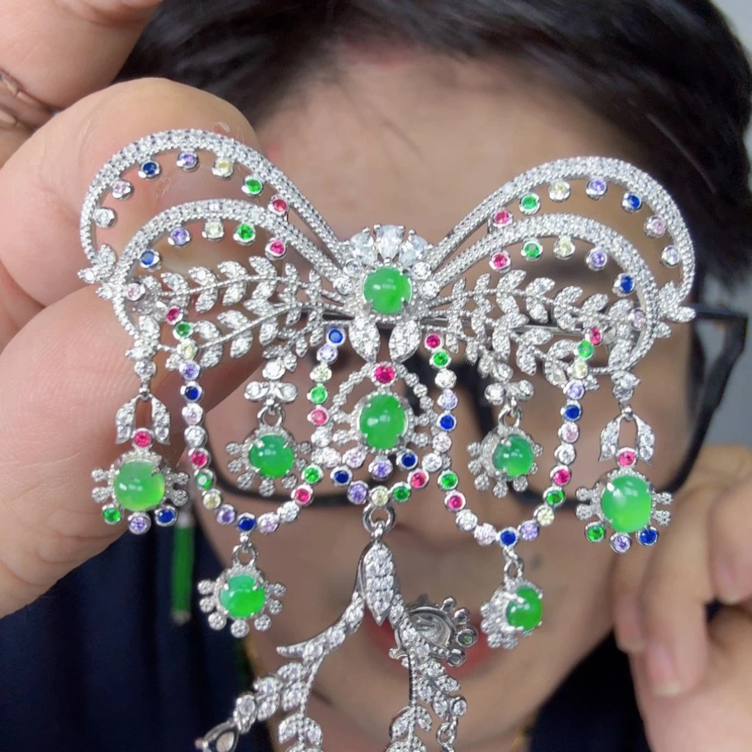 翡翠未镶嵌颈饰一件