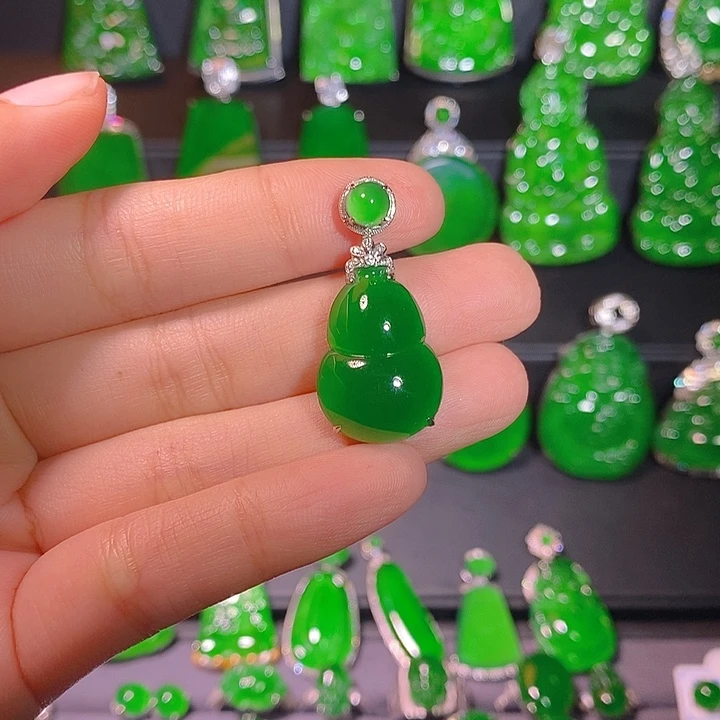 翡翠18K金镶嵌颈饰是