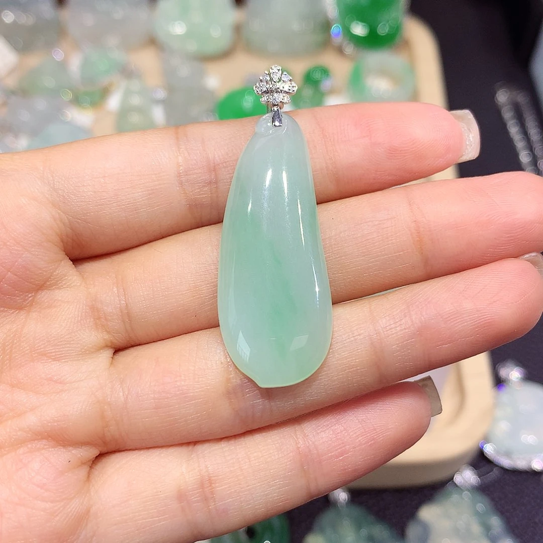 翡翠18K金镶嵌颈饰瓜