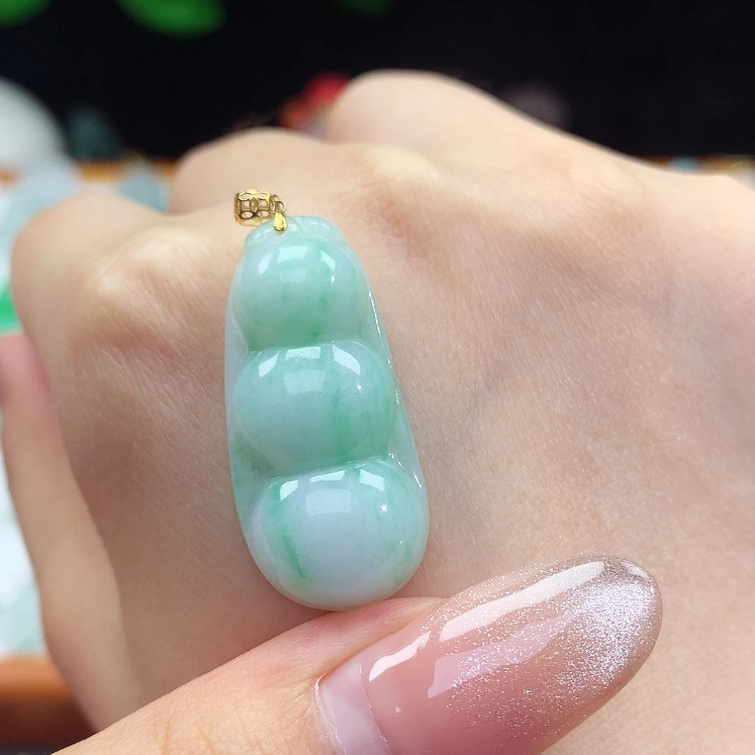 翡翠18K金镶嵌颈饰四季豆