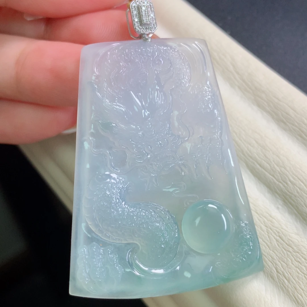 翡翠18K金镶嵌颈饰龙牌