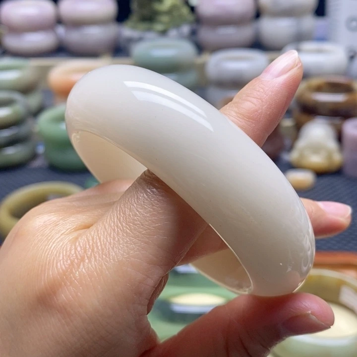 石英岩玉未镶嵌手镯