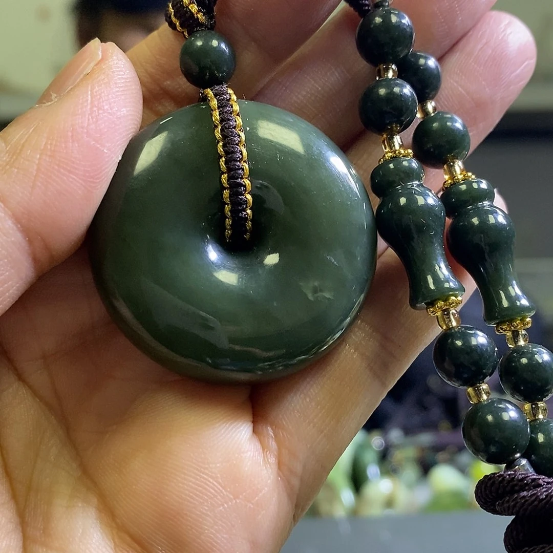 和田玉未镶嵌颈饰一个