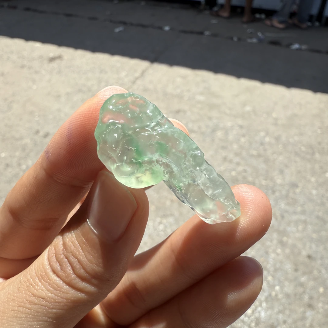 缅甸翡翠天然A货 木那高冰色花雪花棉随形料。
