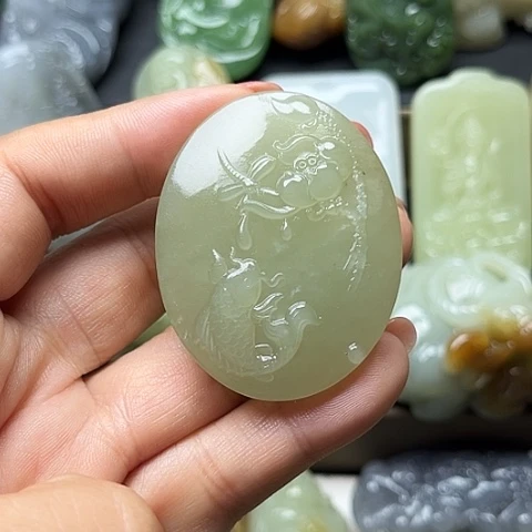 颈饰未镶嵌和田玉龍**人