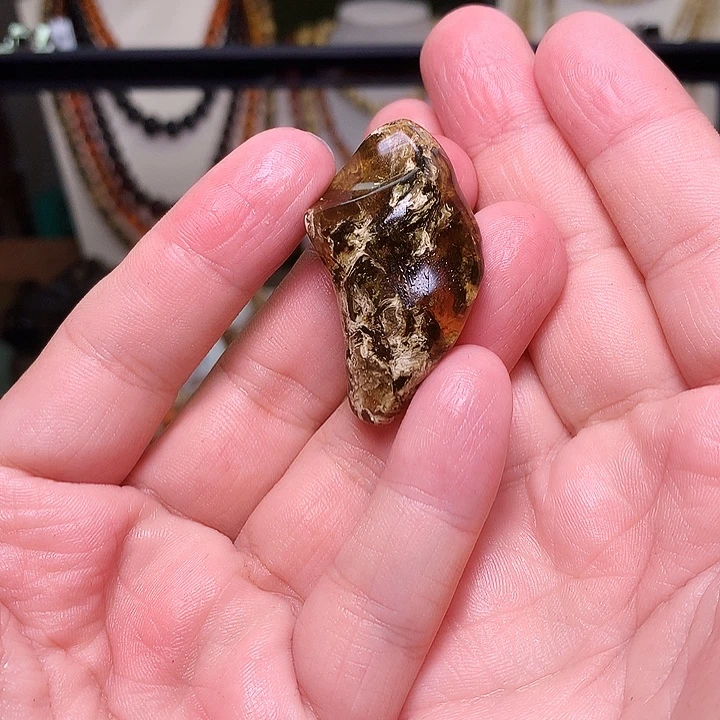琥珀未镶嵌裸石白花溶洞8.2克