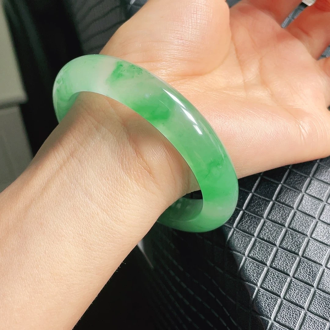 程***程石英质玉未镶嵌手镯