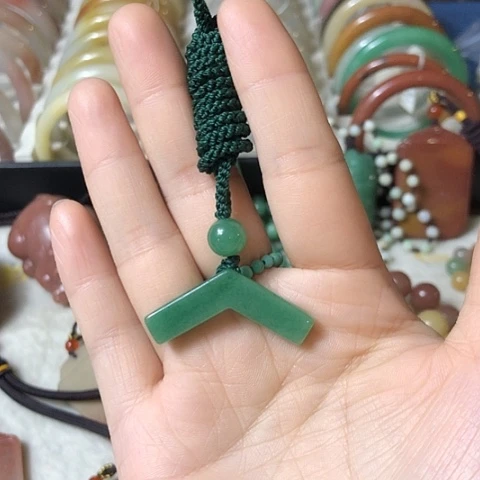 颈饰未镶嵌石英质玉
