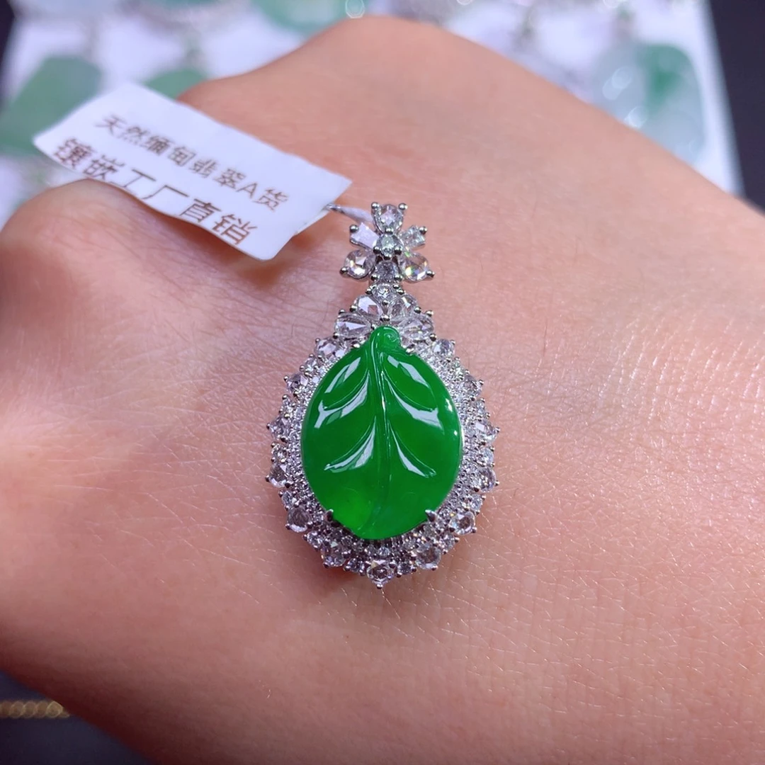 翡翠颈饰18K金镶嵌冰种满色浓阳绿叶子豪镶吊坠