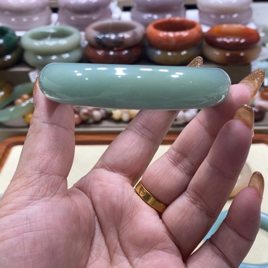 【闪购商品】未镶嵌手镯石英质玉小**?