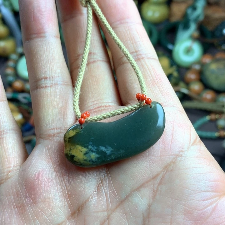 吊坠(赠链)未镶嵌岫岩河磨玉（透闪石质玉）