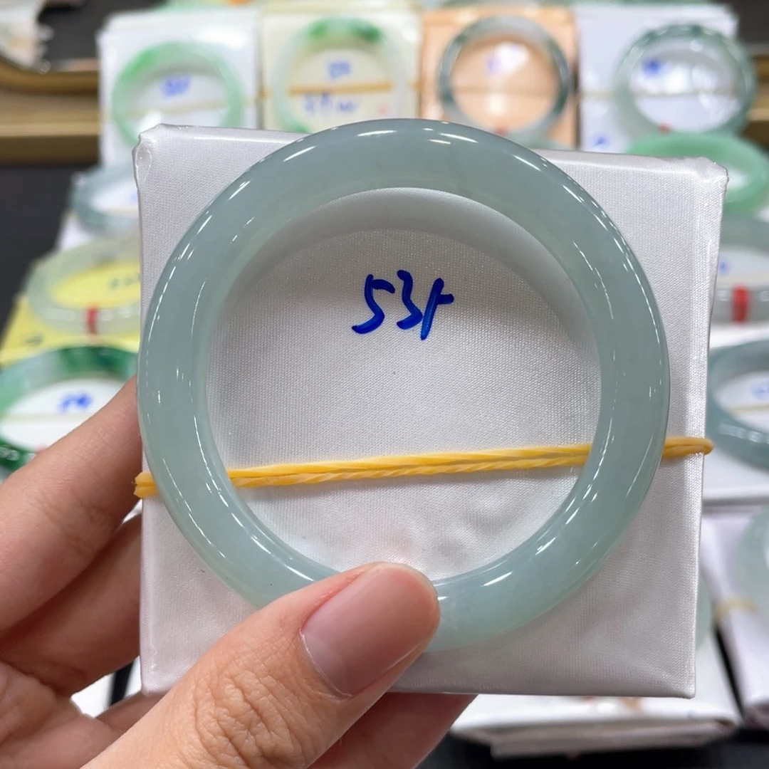 翡翠手镯未镶嵌翡翠手镯
