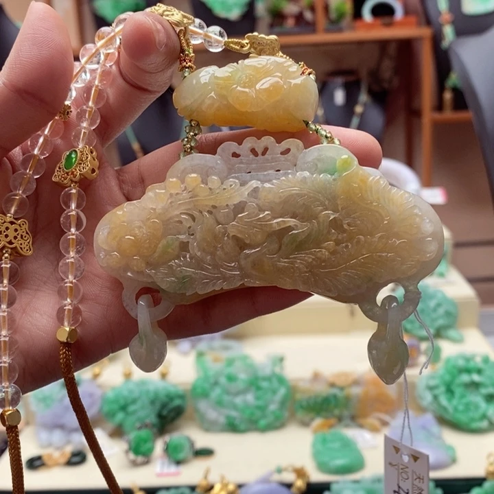 翡翠颈饰未镶嵌月***?翡翠吊坠