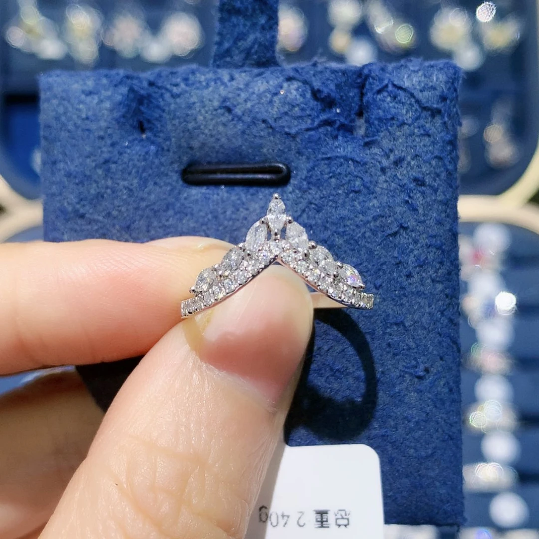 【闪购商品】铂Pt950镶嵌戒托钻石大马眼V戒一款多戴