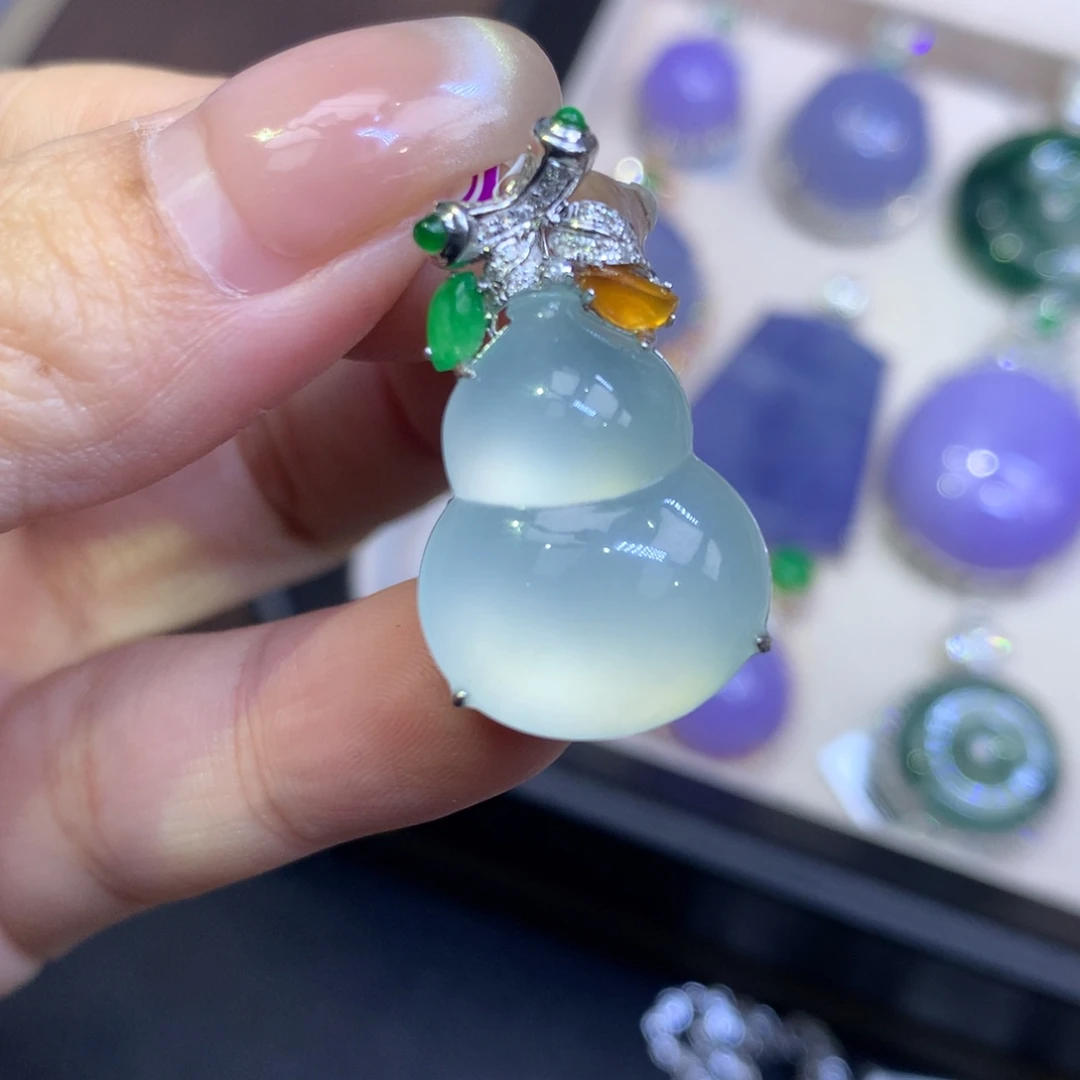 翡翠18K金镶嵌颈饰