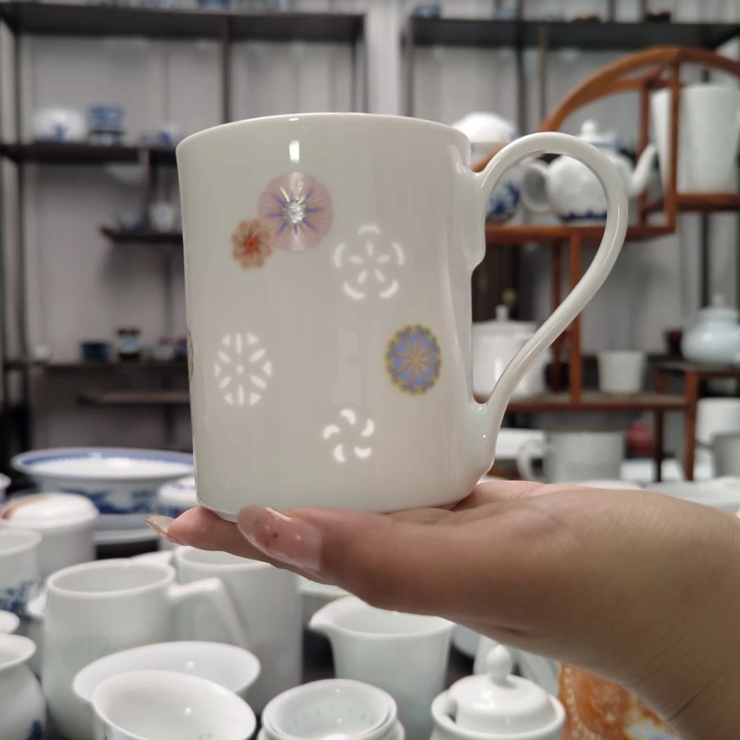 瓷粉彩皮球花马克杯一个。