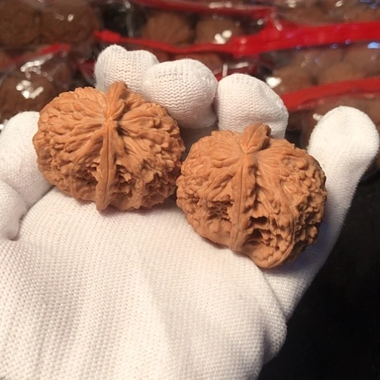 文玩核桃把件白狮子异形