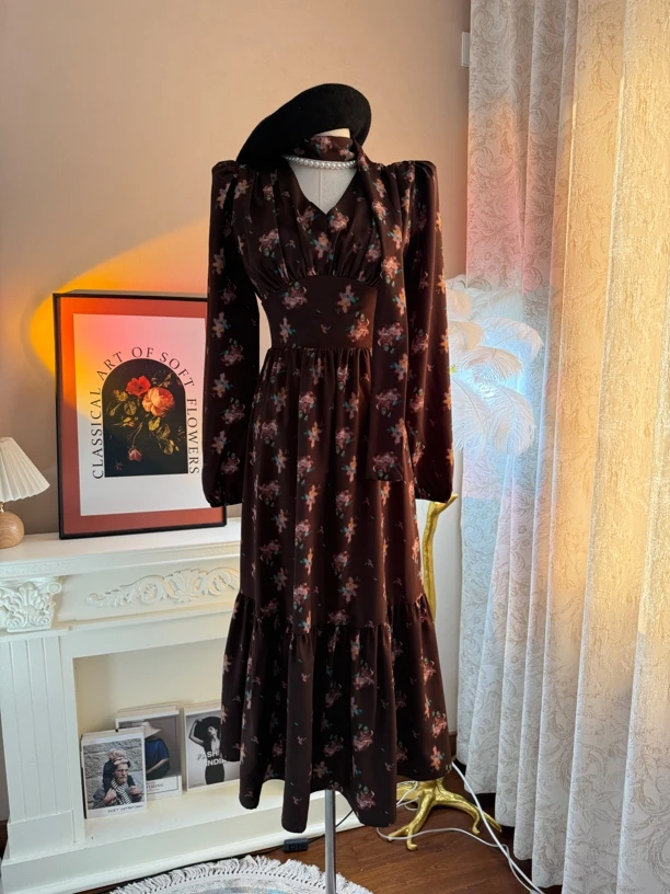 Mikau法式收腰连衣裙2025年新款茶歇印花V领显瘦长裙乌市包邮发