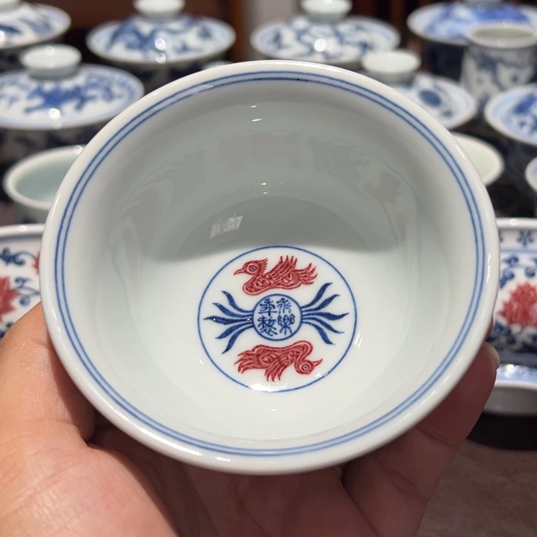 精品青花缠枝莲内鸳鸯压手杯口径约9.3厘米