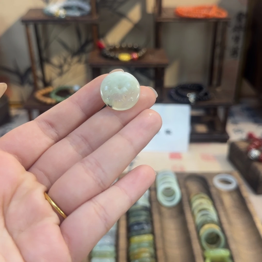 蛇纹石玉颈饰合金