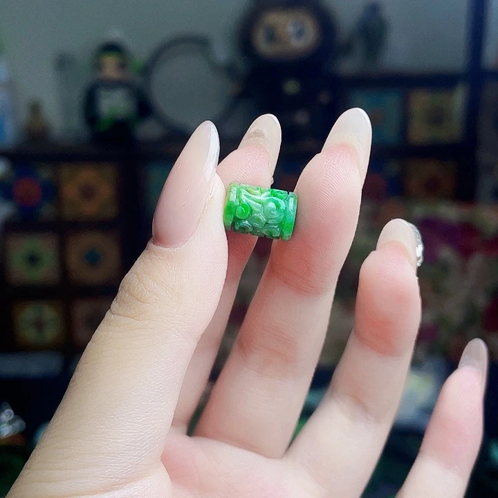 翡翠未镶嵌颈饰多样性