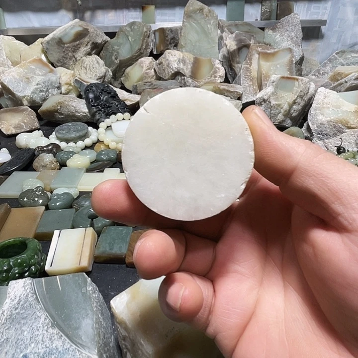 和田玉（糖玉）未镶嵌把件