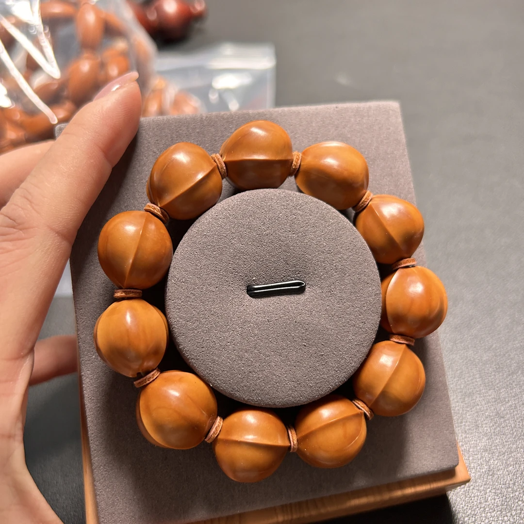 1.7➕橄榄核铁核鸡血红镜面短圆鲨鱼背手串