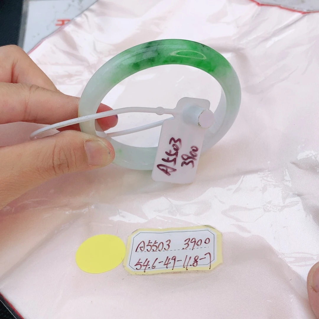 翡翠手镯未镶嵌翡翠