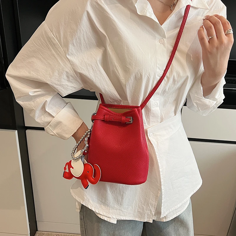 夏季百搭红色包包女2025新款潮时尚韩国水桶包荔枝纹单肩斜挎小包