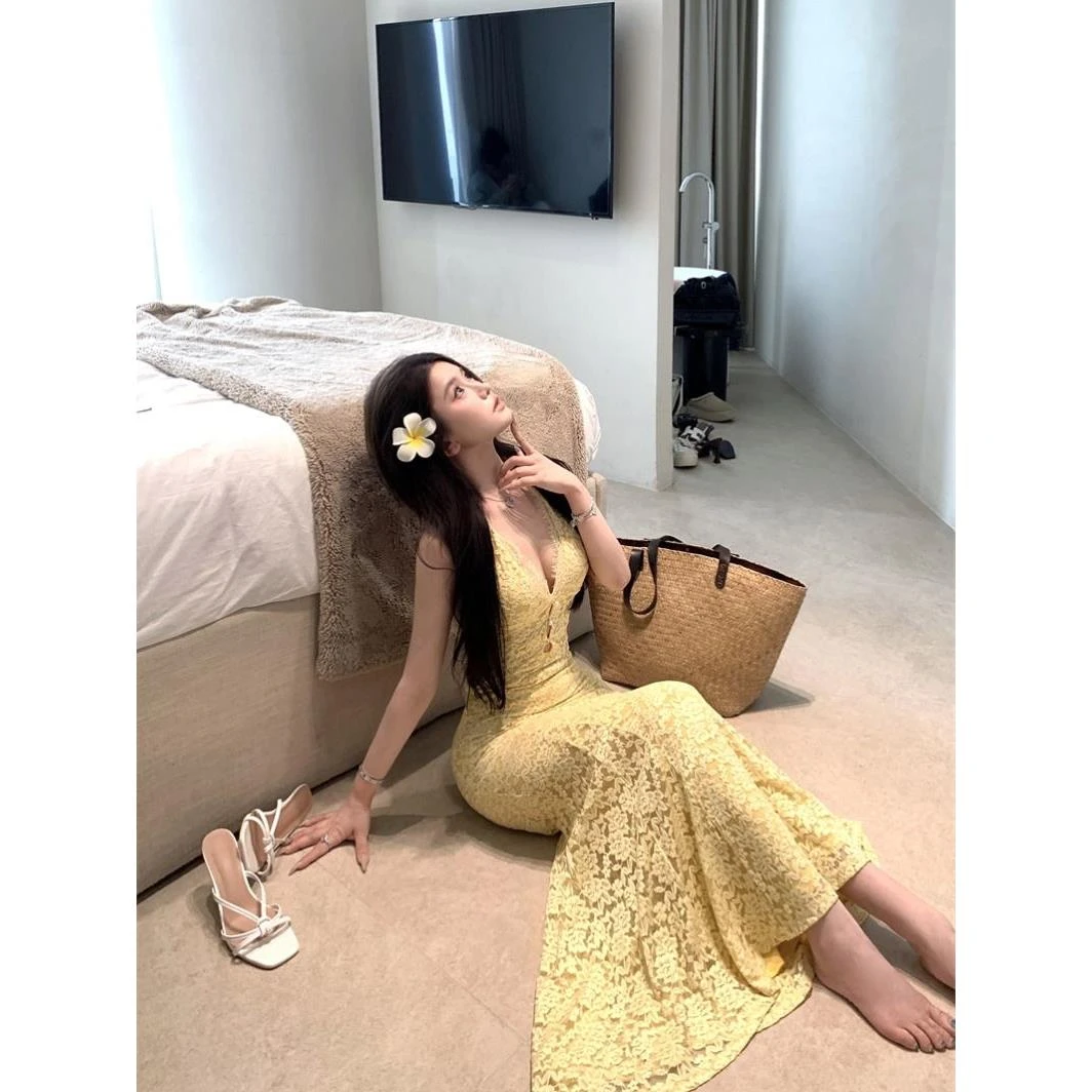 辣妹黄色露背v领挂脖连衣裙女夏季修身鱼尾裙子蕾丝收腰包臀长裙