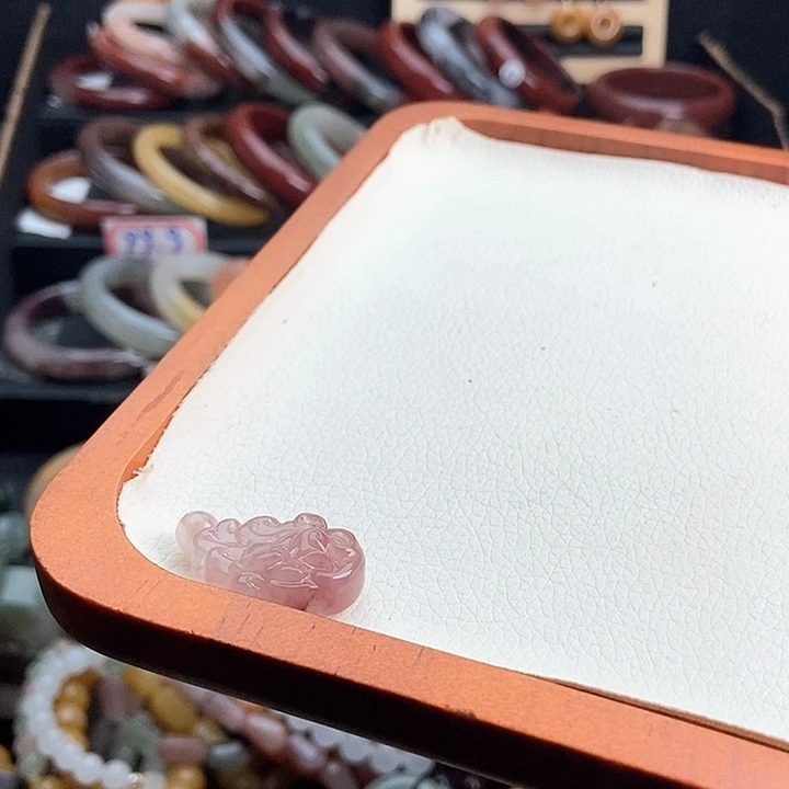 石英质玉颈饰未镶嵌譚*甜