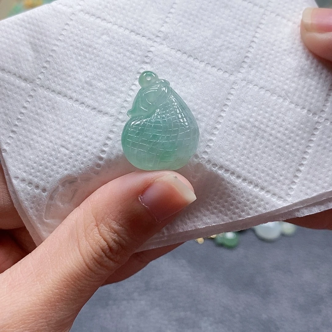 翡翠颈饰未镶嵌闪