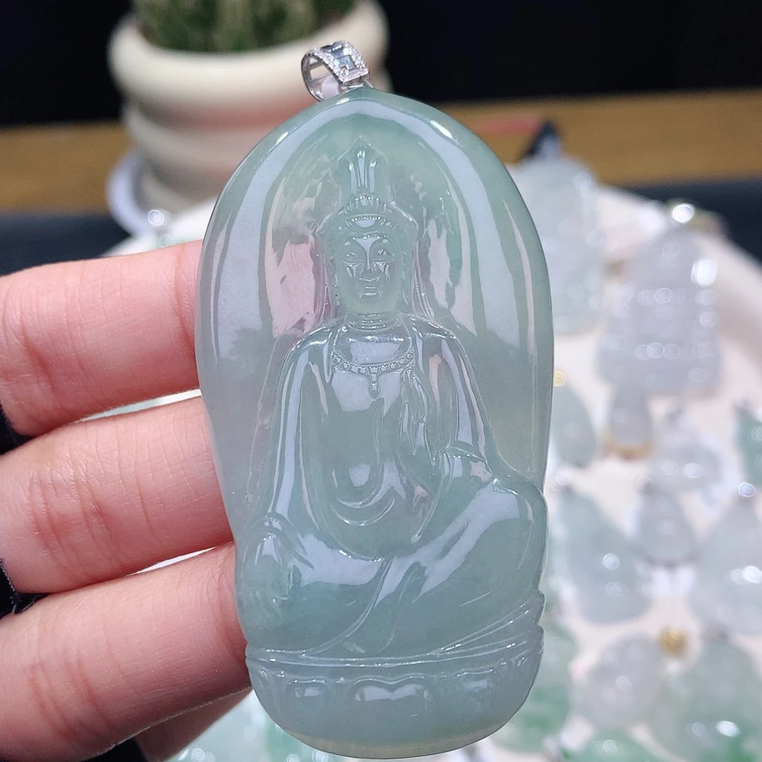 颈饰18K金镶嵌翡翠观音