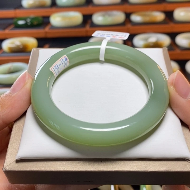 和田玉手镯未镶嵌56圈