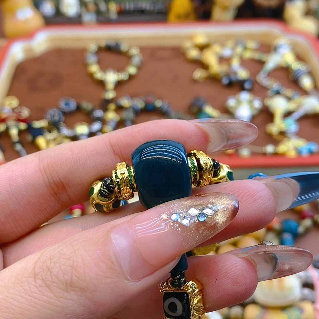 铜铁合金类三通旁边的万象轴