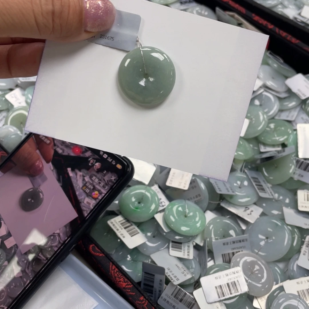 翡翠颈饰未镶嵌平安扣