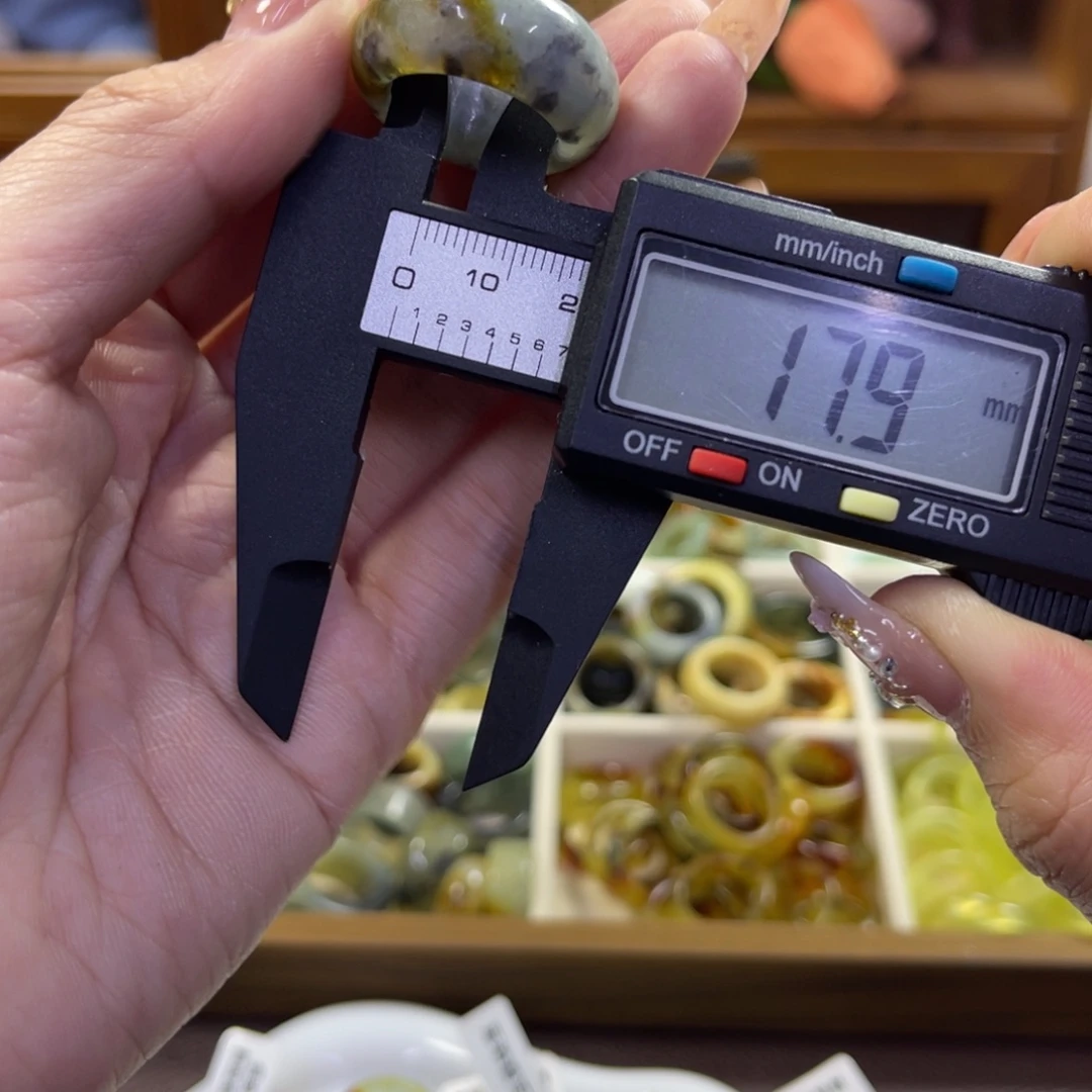 蛇纹石玉未镶嵌手镯130