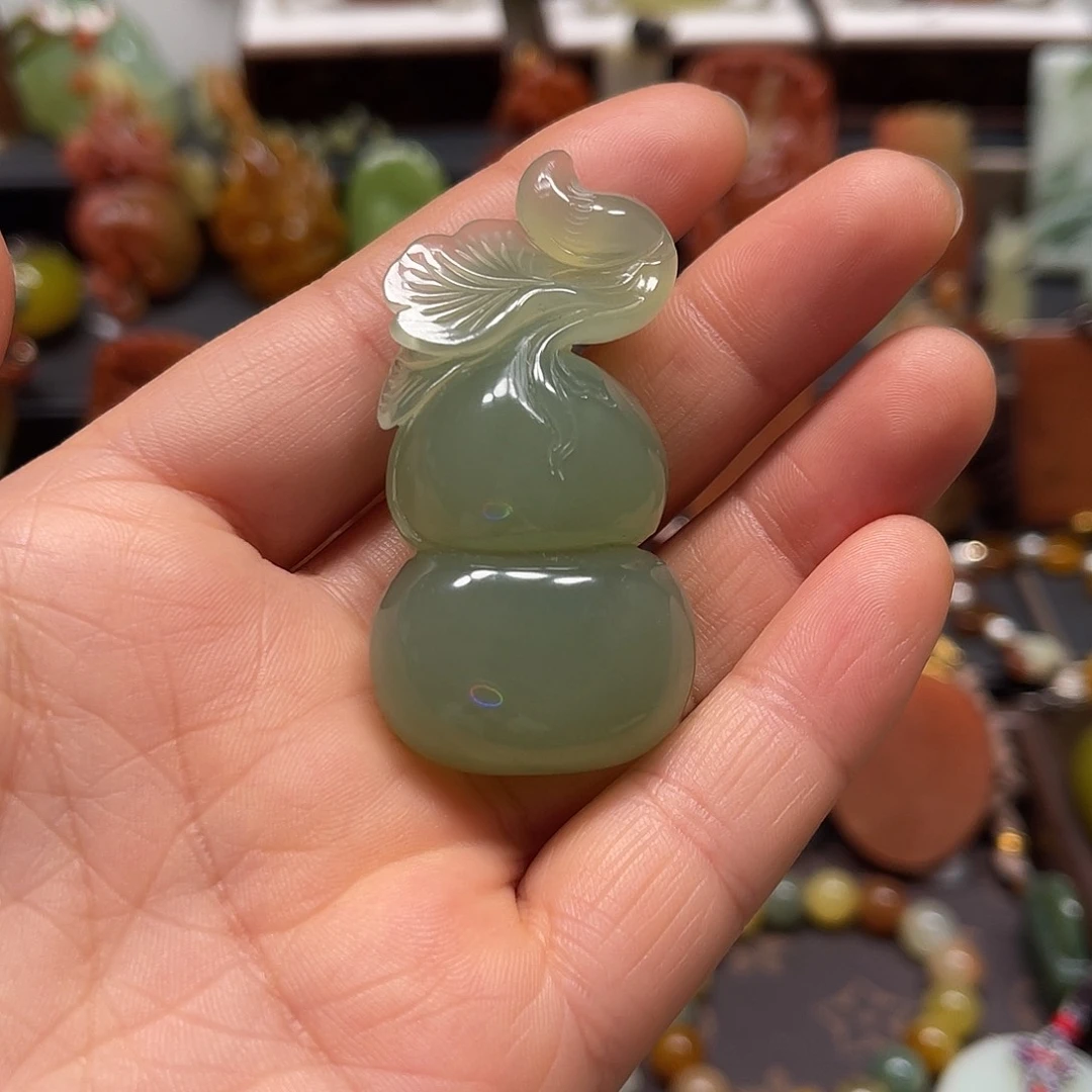 未镶嵌岫玉吊坠，