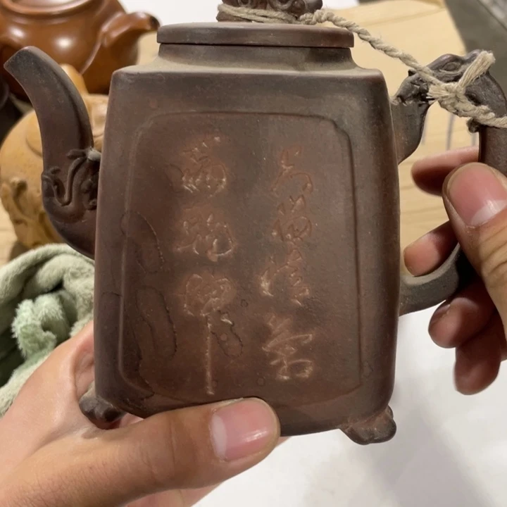 僵****兽老厂紫砂壶一件。