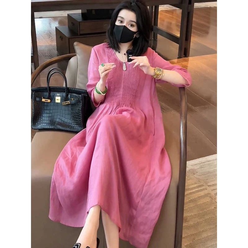 高级感气质V领粉色连衣裙女夏季2025新款宽松显瘦法式温柔风长裙