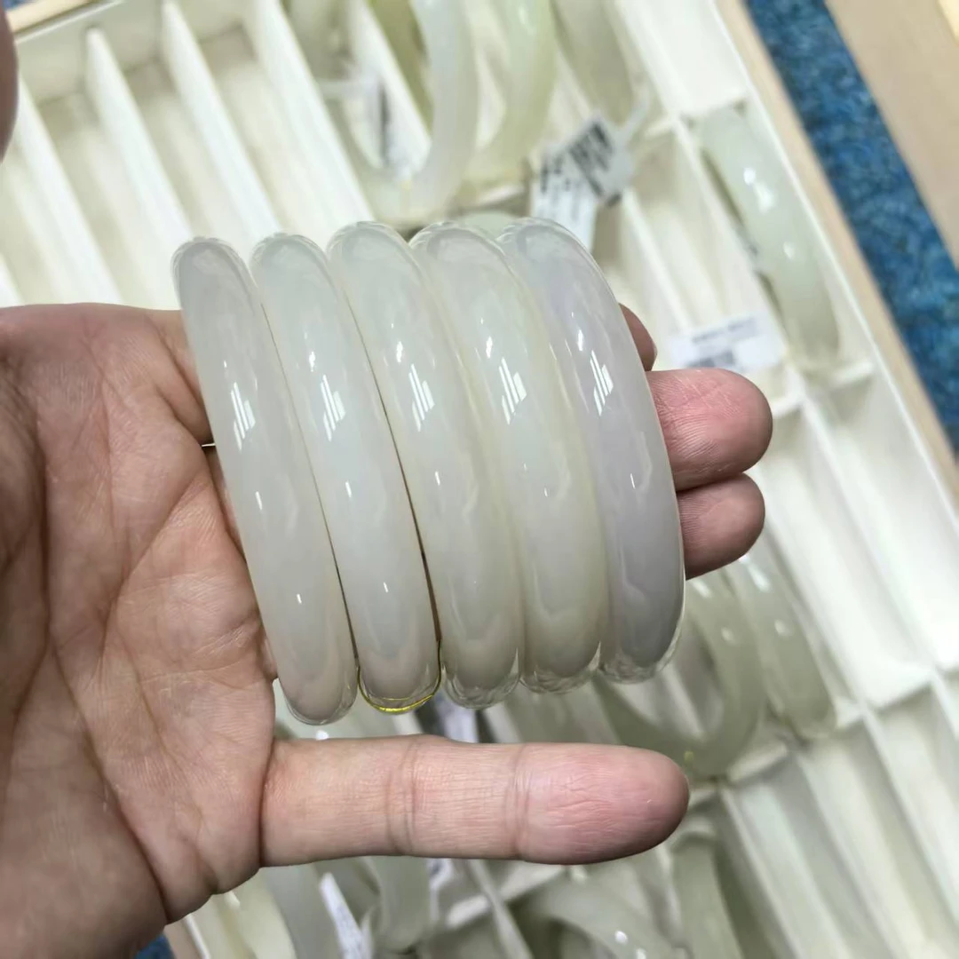 天然和田玉手镯精美时尚气质有瑕款多样性发货其一-6