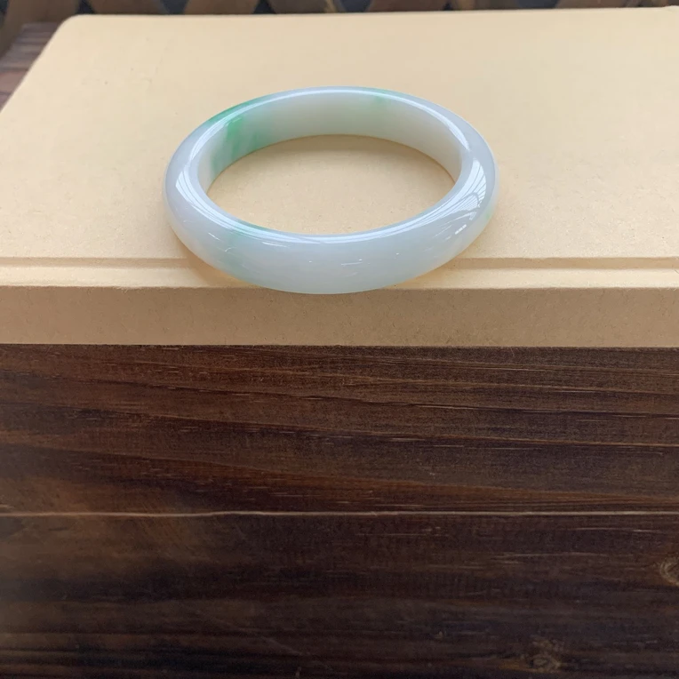 冰润细腻白底飘绿手镯特价2780，圈口58.8-11.7-9，天然翡翠缅A小纹