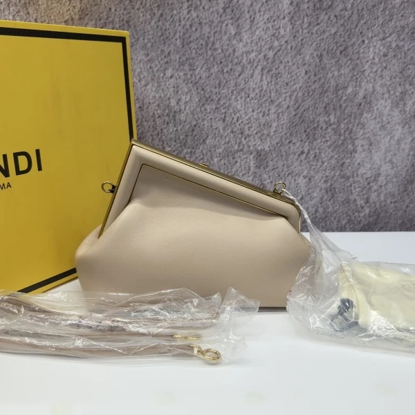 芬迪/包包/95新/市场价28000/251007zb0014