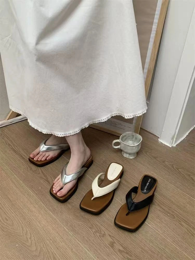 韩国坡跟时尚方头夹趾银色人字拖鞋女2025新款防滑软底沙滩凉拖鞋