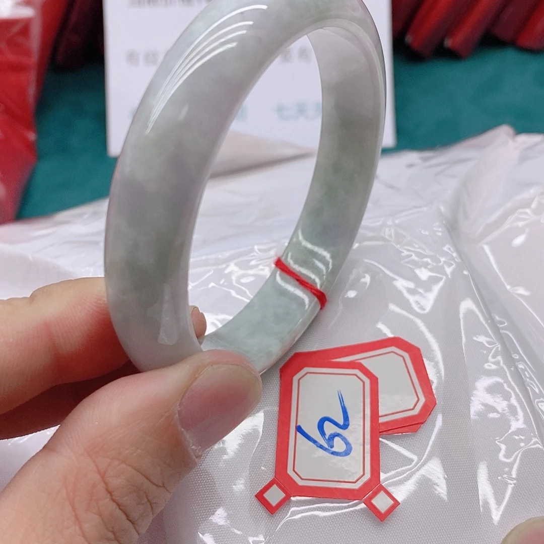 翡翠手镯未镶嵌花****雨6222222222