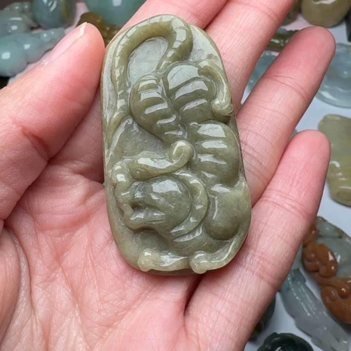 翡翠未镶嵌颈饰虎