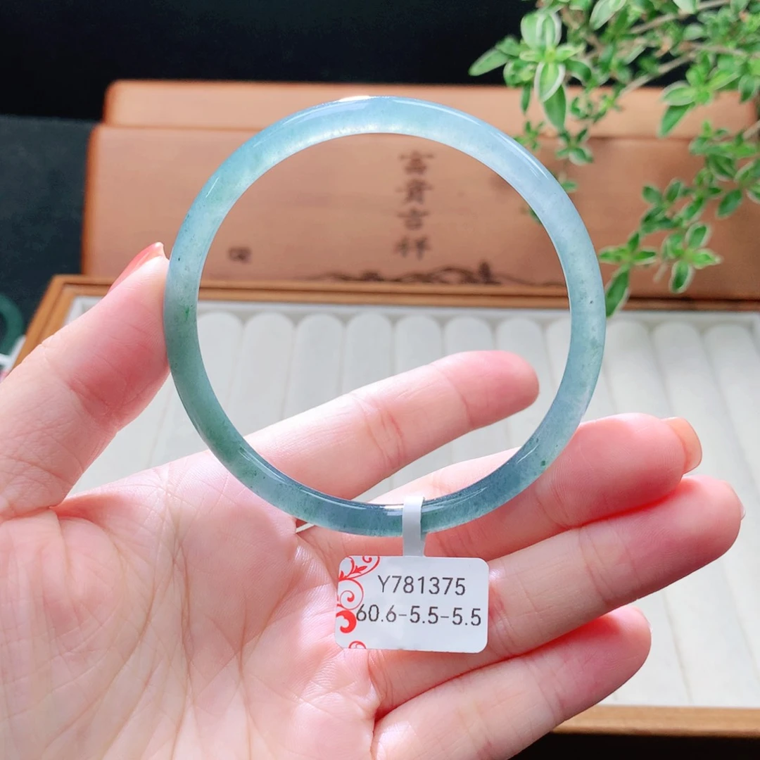 未镶嵌手镯（圆镯）翡翠
