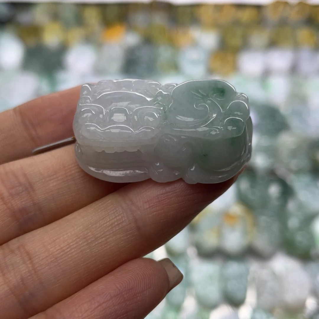 翡翠未镶嵌颈饰貔貅