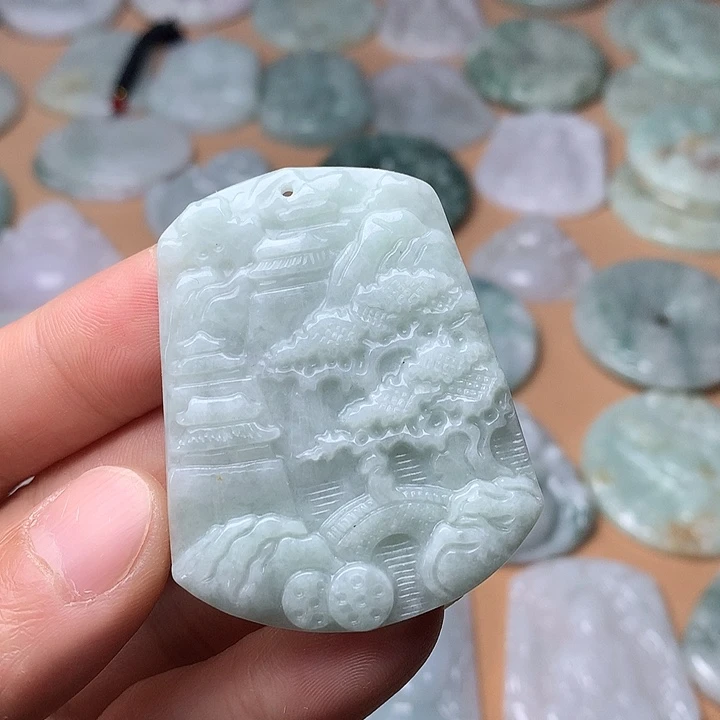 翡翠未镶嵌颈饰山水